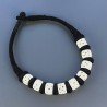 Collana girocollo di seta indiana con osso bianco con incisione di stelle