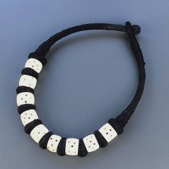 Collana girocollo di seta indiana con osso bianco con incisione di stelle