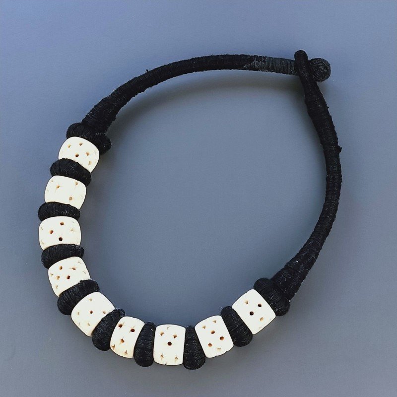 Collana girocollo di seta indiana con osso bianco con incisione di stelle