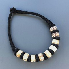 Collana girocollo di seta indiana con osso con decorazioni a spirale