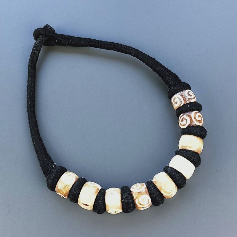 Collana girocollo di seta indiana con osso con decorazioni a spirale