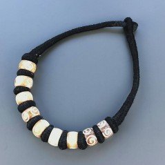 Collana girocollo di seta indiana con osso con decorazioni a spirale