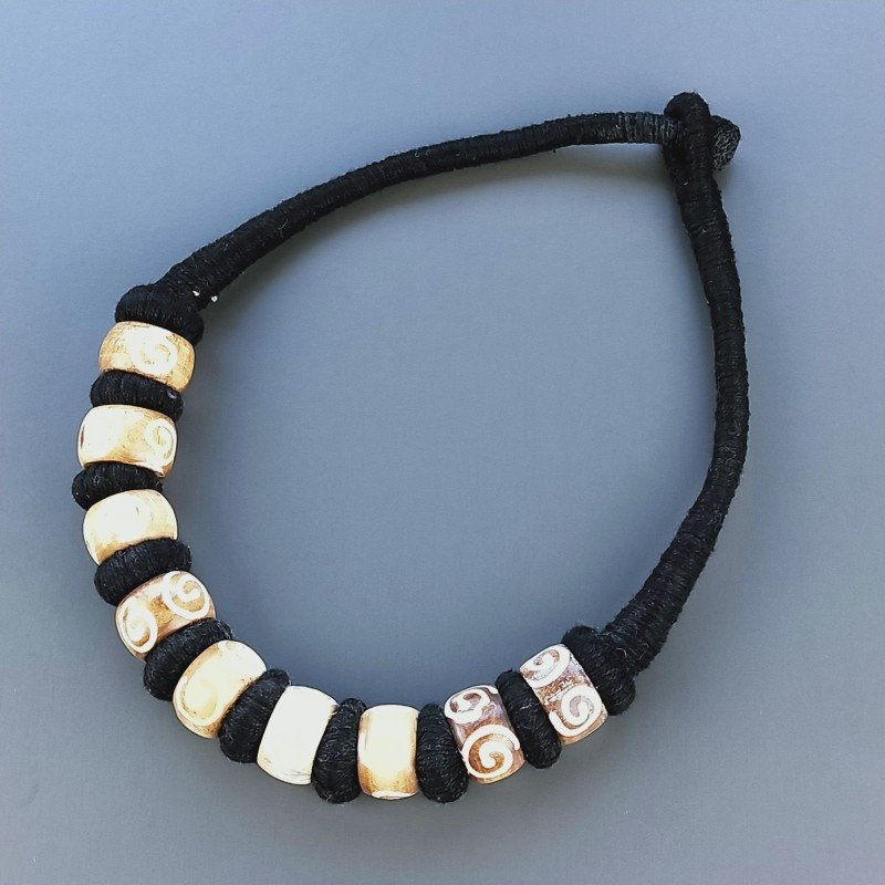 Collana girocollo di seta indiana con osso con decorazioni a spirale