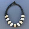 Collana girocollo di seta indiana con osso multicolore