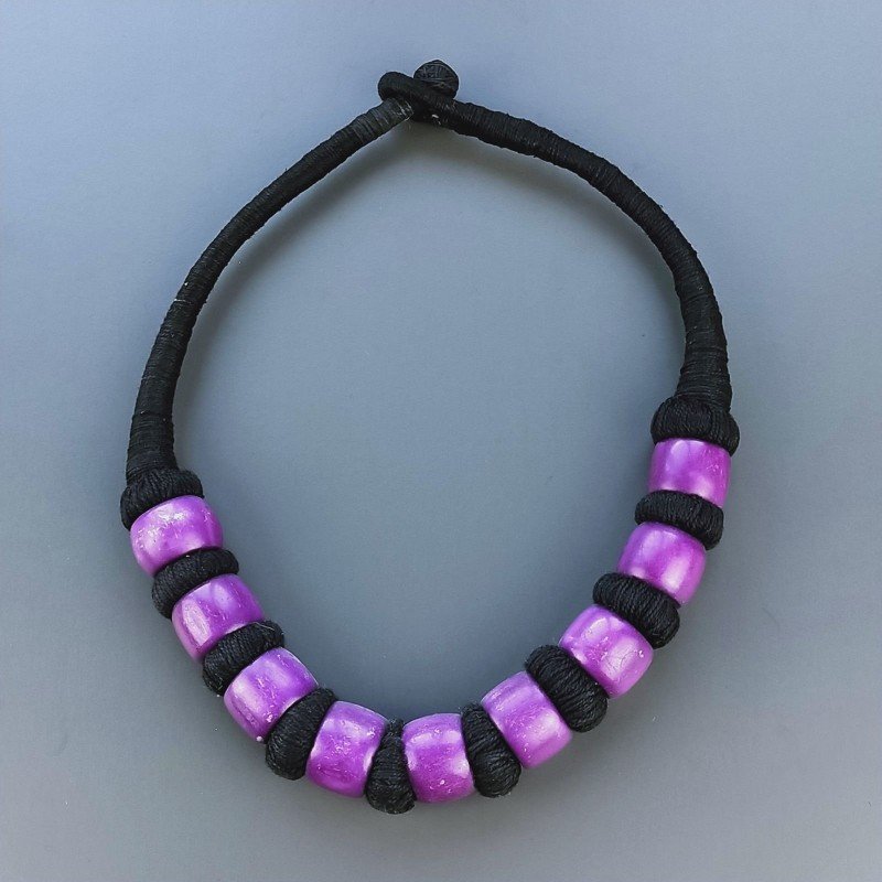 Collana girocollo di seta indiana con legno viola