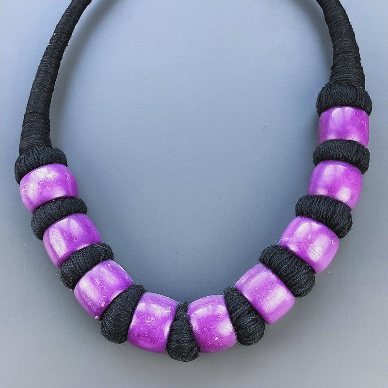 Collana girocollo di seta indiana con legno viola