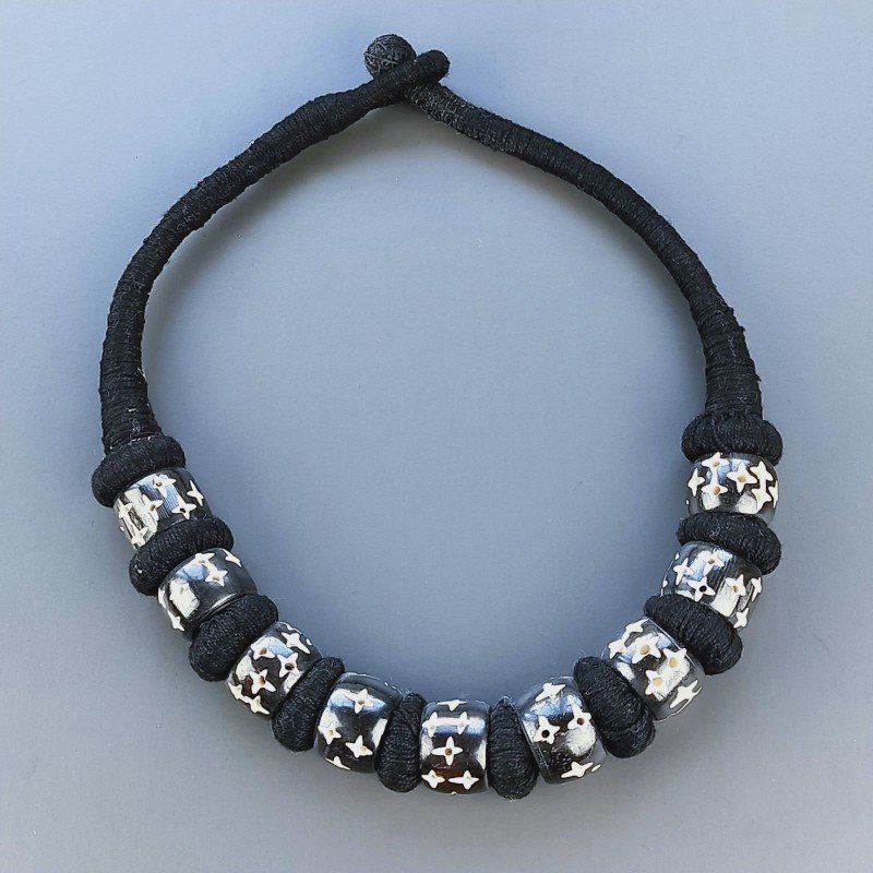 Collana girocollo di seta indiana con osso nero inciso di stelle