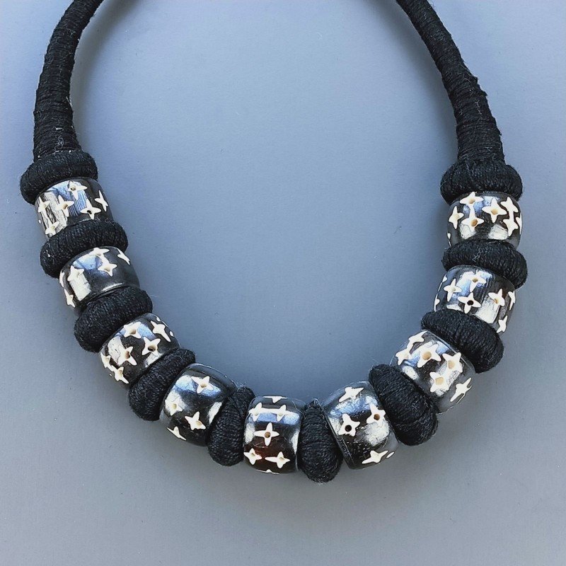 Collana girocollo di seta indiana con osso nero inciso di stelle