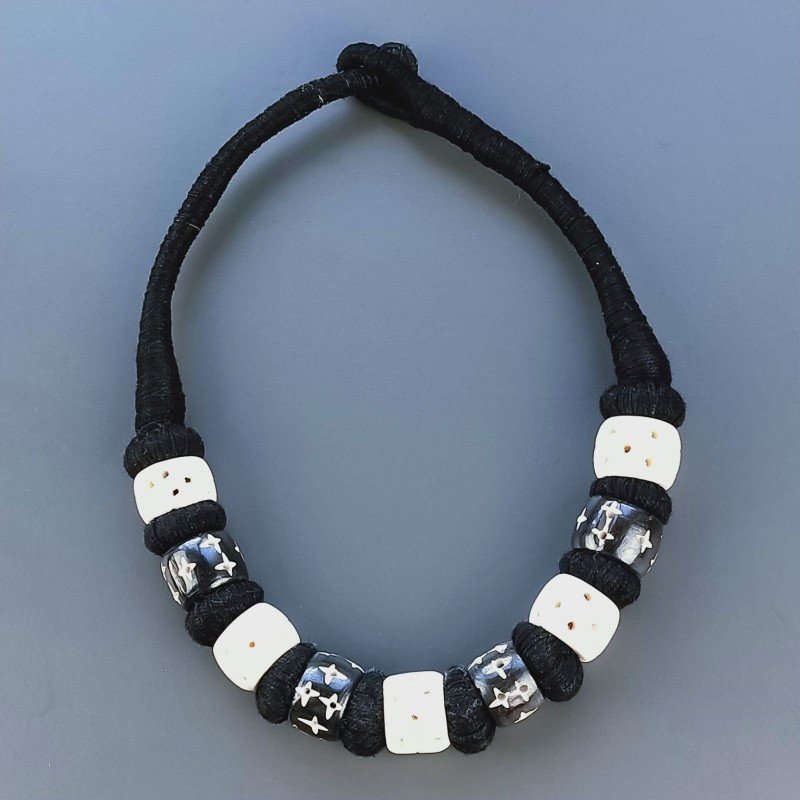 Collana girocollo di seta indiana con osso nero e bianco inciso di stelle
