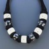 Collana girocollo di seta indiana con osso nero e bianco inciso di stelle