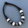 Collana girocollo di seta indiana con osso nero e bianco inciso di stelle