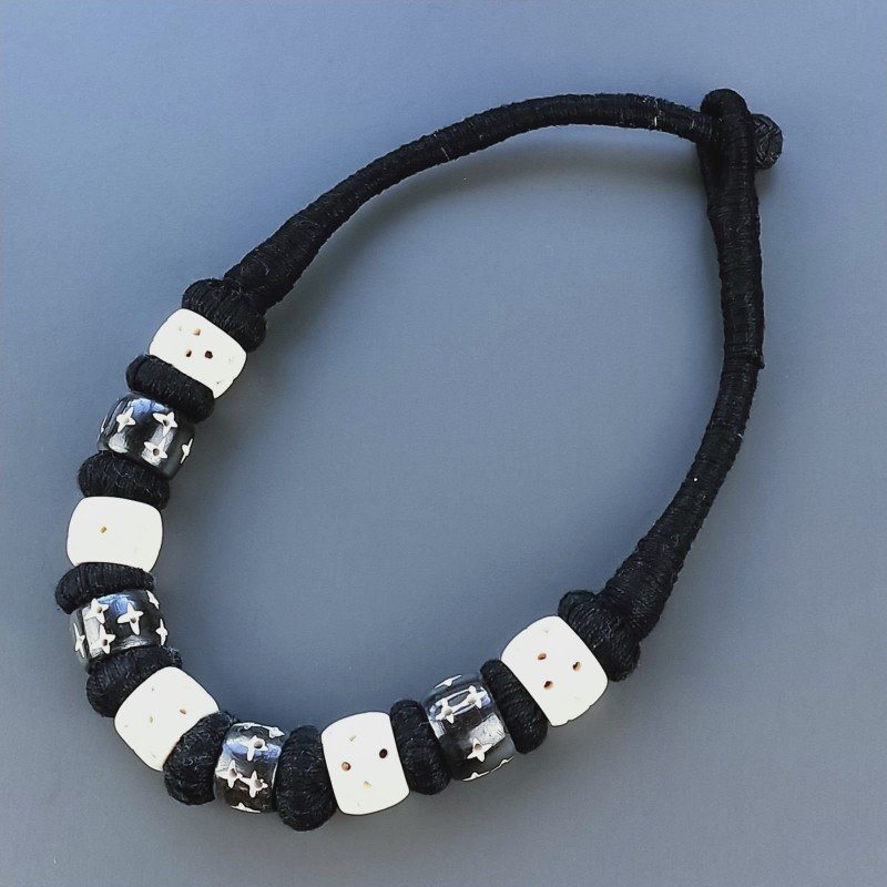Collana girocollo di seta indiana con osso nero e bianco inciso di stelle