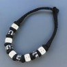 Collana girocollo di seta indiana con osso nero e bianco inciso di stelle