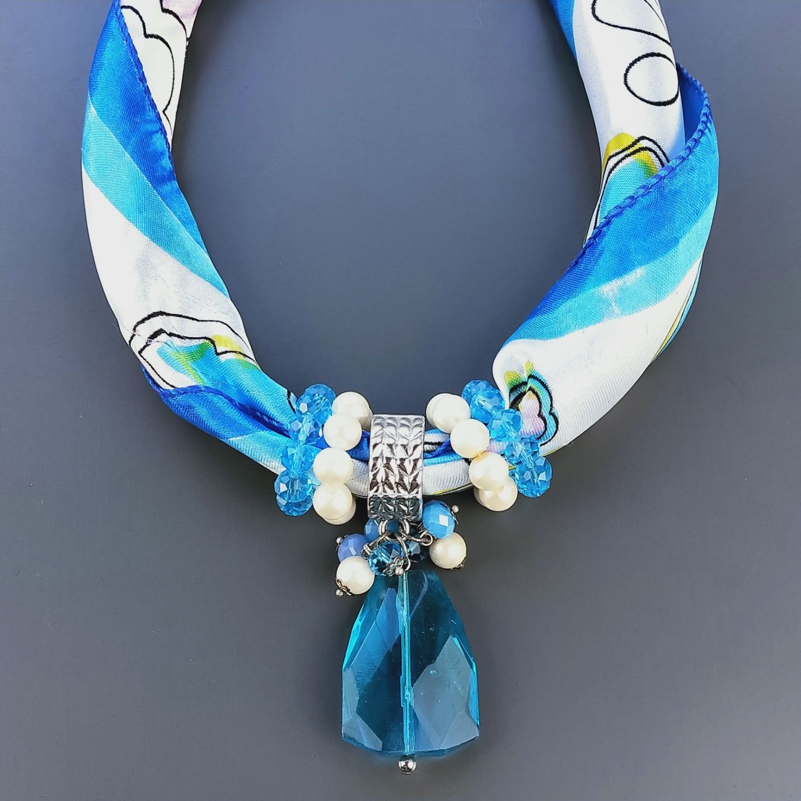 Collana foulard azzurro multicolore disegnato con ciondolo di cristallo forme miste