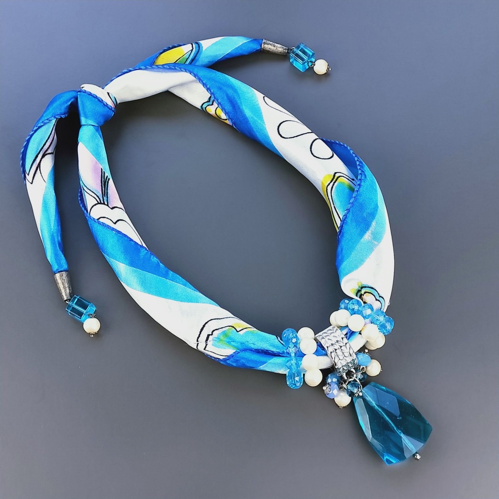 Collana foulard azzurro multicolore disegnato con ciondolo di cristallo forme miste