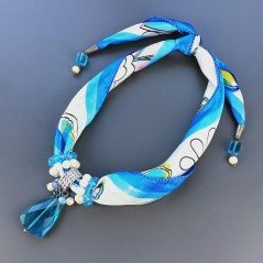 Collana foulard azzurro multicolore disegnato con ciondolo di cristallo forme miste Collana foulard azzurro multicolore disegnato con ciondolo di cristallo forme miste