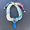 Collana foulard multicolore con ciondolo di cristallo forme miste