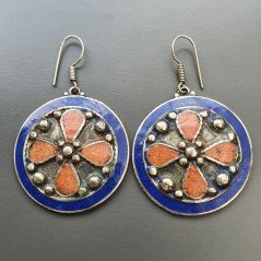 Orecchini tibetano in arte etnica simbolica con colori tradizionali