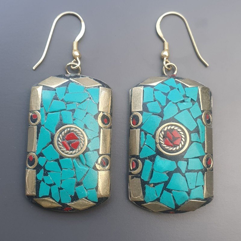 Orecchini tibetano in arte etnica simbolica con colori tradizionali