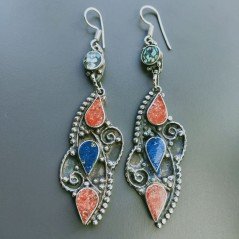 Orecchini tibetano in arte etnica simbolica con colori tradizionali