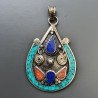 Ciondolo in Ottone Argentato Stile Etnico Simbolico Tibetano con Colori Tradizionali 1pz