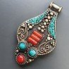 Ciondolo in Ottone Argentato Stile Etnico Simbolico Tibetano con Colori Tradizionali 1pz