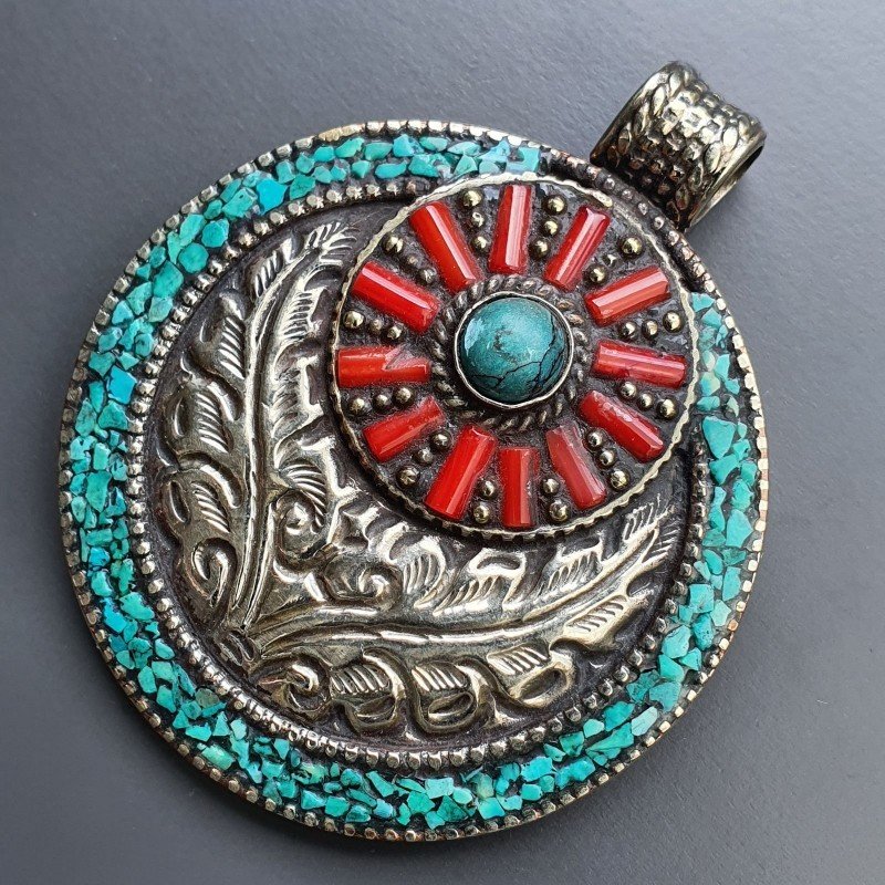 Ciondolo in Ottone Argentato Stile Etnico Simbolico Tibetano con Colori Tradizionali 1pz