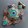 Ciondolo in Ottone Argentato Stile Etnico Simbolico Tibetano con Colori Tradizionali 1pz
