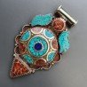 Ciondolo in Ottone Argentato Stile Etnico Simbolico Tibetano con Colori Tradizionali 1pz