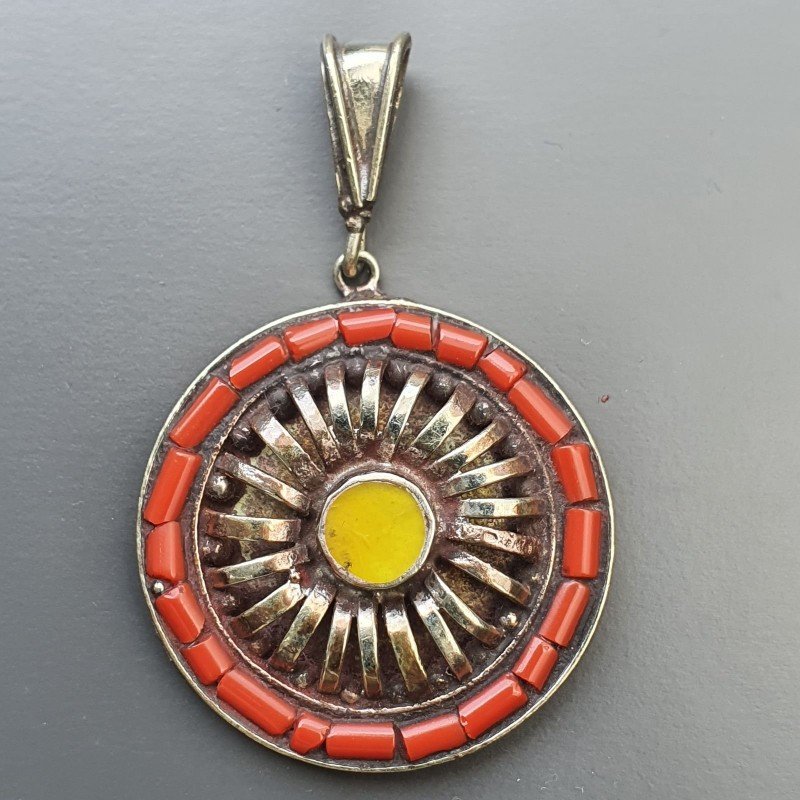 Ciondolo in Ottone Argentato Stile Etnico Simbolico Tibetano con Colori Tradizionali 1pz
