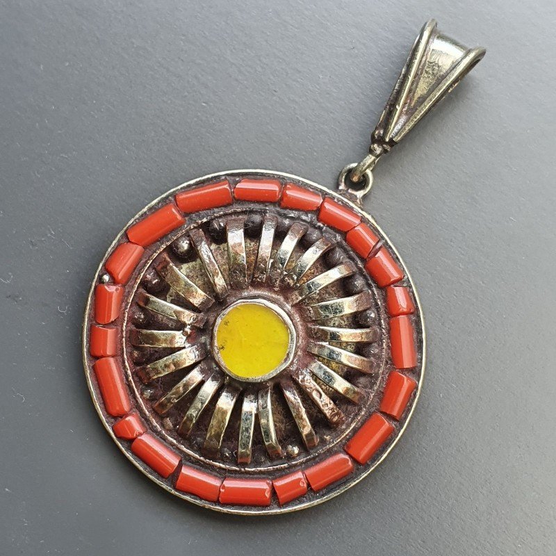 Ciondolo in Ottone Argentato Stile Etnico Simbolico Tibetano con Colori Tradizionali 1pz