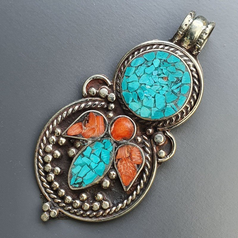 Ciondolo in Ottone Argentato Stile Etnico Simbolico Tibetano con Colori Tradizionali 1pz