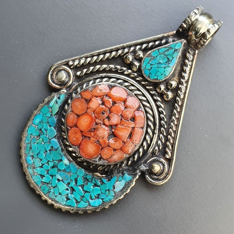 Ciondolo in Ottone Argentato Stile Etnico Simbolico Tibetano con Colori Tradizionali 1pz