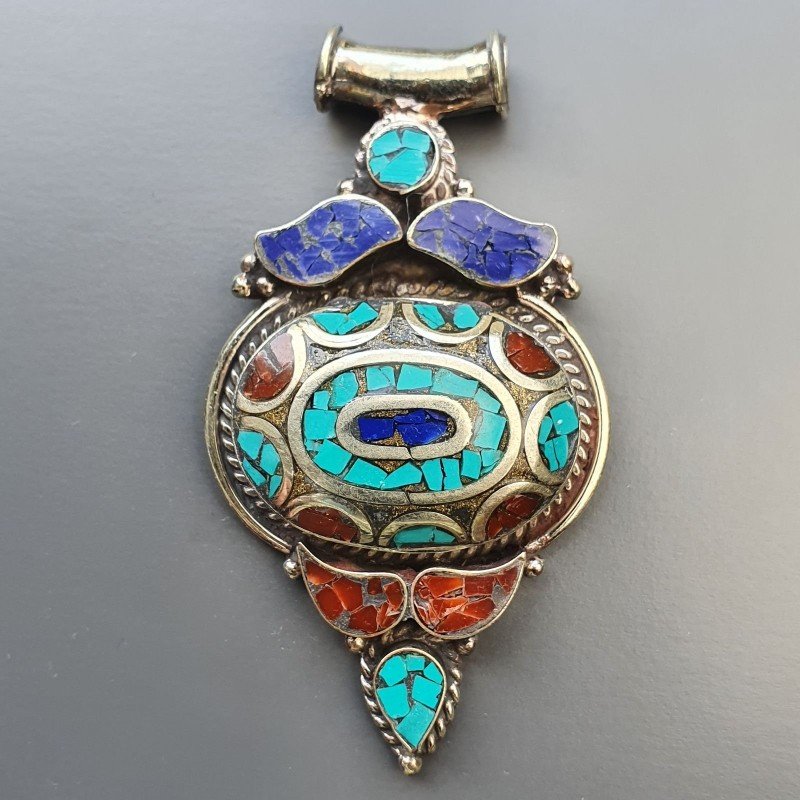 Ciondolo in Ottone Argentato Stile Etnico Simbolico Tibetano con Colori Tradizionali 1pz Ciondolo in Ottone Argentato Stile Etnico Simbolico Tibetano con Colori Tradizionali 1pz