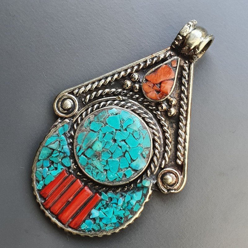 Ciondolo in Ottone Argentato Stile Etnico Simbolico Tibetano con Colori Tradizionali 1pz