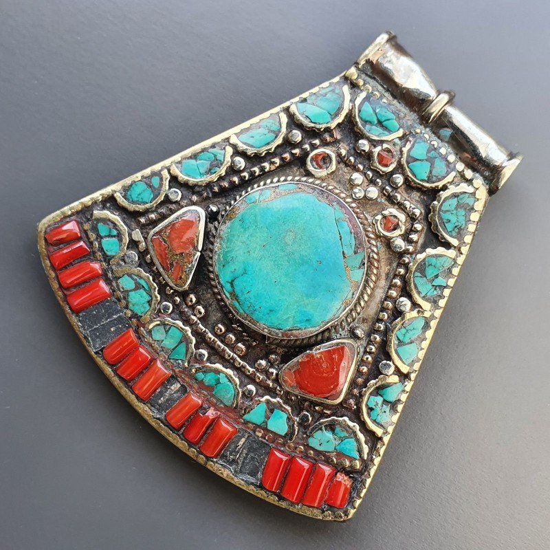 Ciondolo in Ottone Argentato Stile Etnico Simbolico Tibetano con Colori Tradizionali 1pz