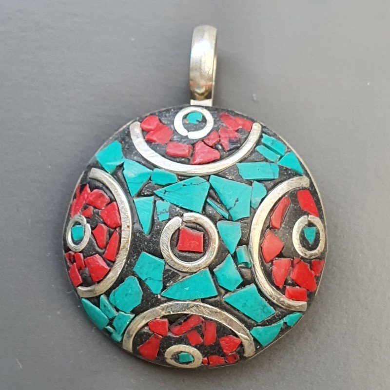 Ciondolo in Ottone Argentato Stile Etnico Simbolico Tibetano con Colori Tradizionali 1pz