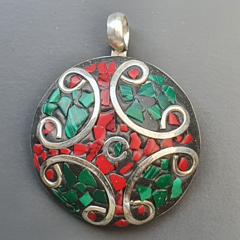 Ciondolo in Ottone Argentato Stile Etnico Simbolico Tibetano con Colori Tradizionali 1pz