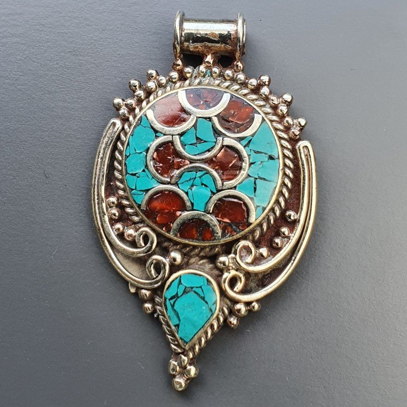Ciondolo in Ottone Argentato Stile Etnico Simbolico Tibetano con Colori Tradizionali 1pz Ciondolo in Ottone Argentato Stile Etnico Simbolico Tibetano con Colori Tradizionali 1pz