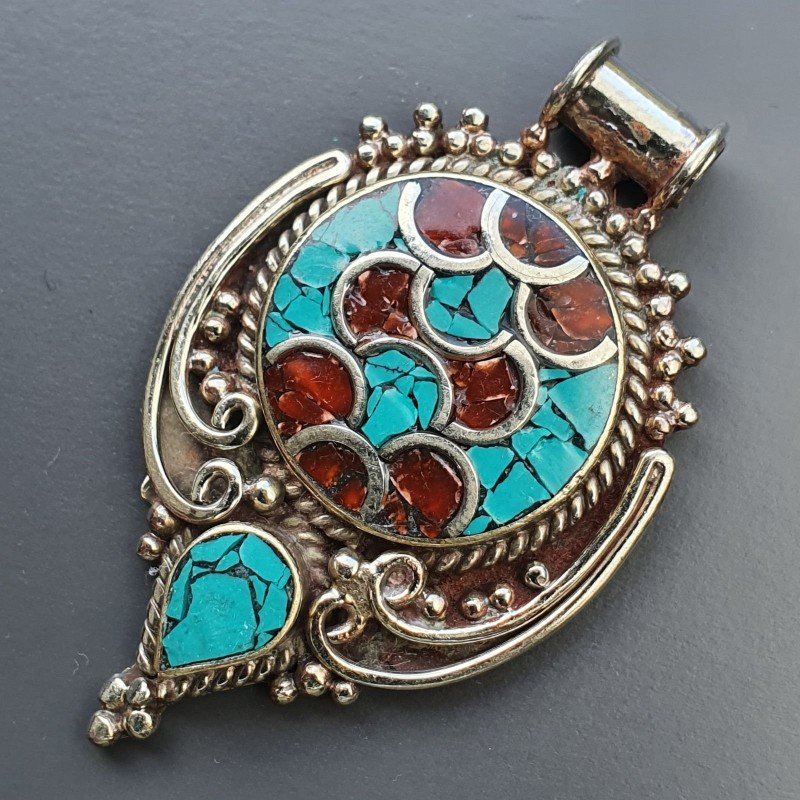 Ciondolo in Ottone Argentato Stile Etnico Simbolico Tibetano con Colori Tradizionali 1pz Ciondolo in Ottone Argentato Stile Etnico Simbolico Tibetano con Colori Tradizionali 1pz