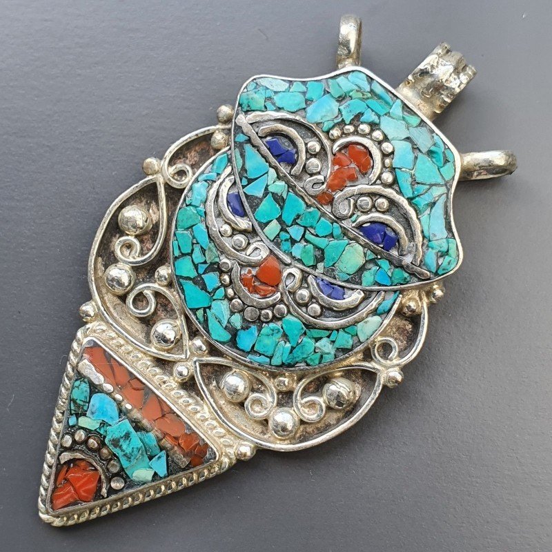 Ciondolo in Ottone Argentato Stile Etnico Simbolico Tibetano con Colori Tradizionali 1pz