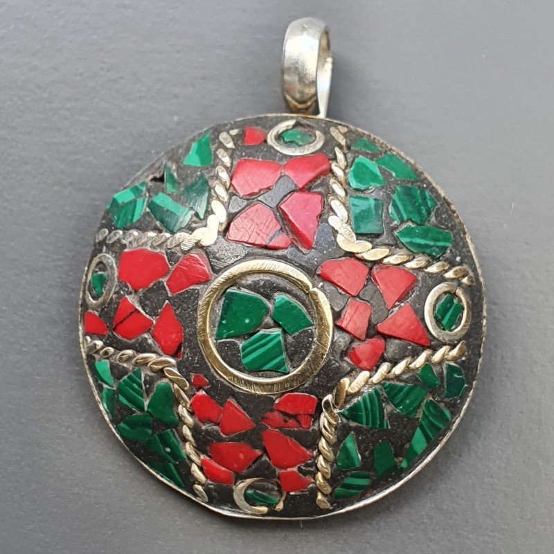 Ciondolo in Ottone Argentato Stile Etnico Simbolico Tibetano con Colori Tradizionali 1pz