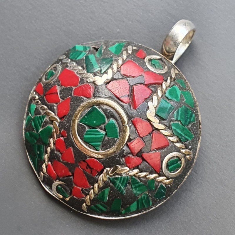 Ciondolo in Ottone Argentato Stile Etnico Simbolico Tibetano con Colori Tradizionali 1pz