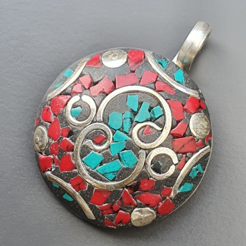 Ciondolo in Ottone Argentato Stile Etnico Simbolico Tibetano con Colori Tradizionali 1pz