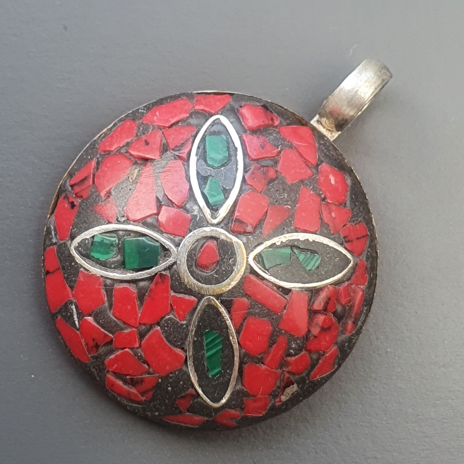Ciondolo in Ottone Argentato Stile Etnico Simbolico Tibetano con Colori Tradizionali 1pz