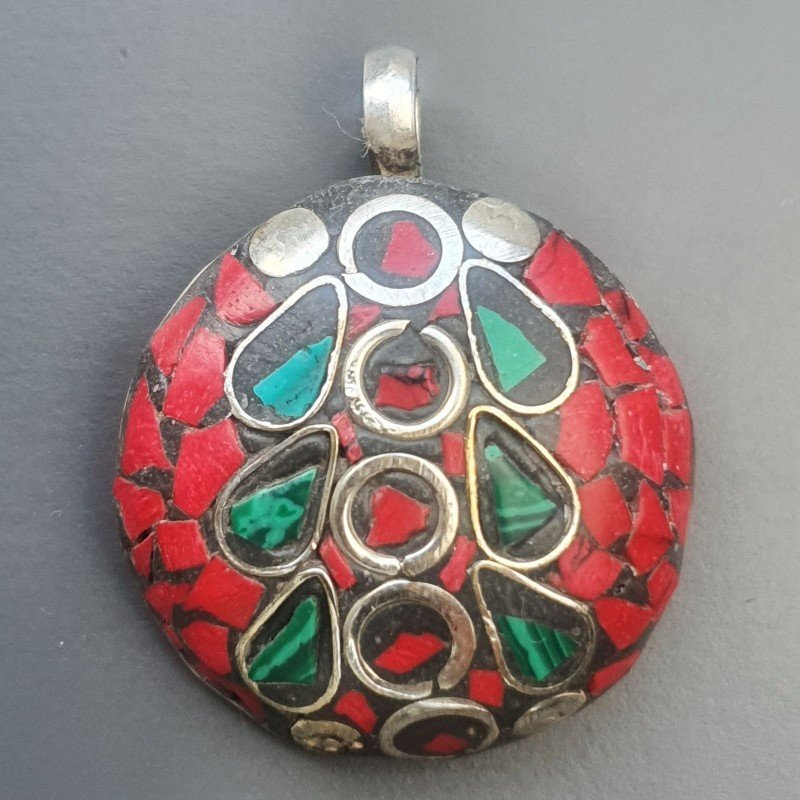 Ciondolo in Ottone Argentato Stile Etnico Simbolico Tibetano con Colori Tradizionali 1pz