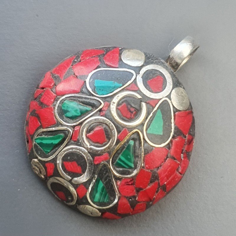 Ciondolo in Ottone Argentato Stile Etnico Simbolico Tibetano con Colori Tradizionali 1pz