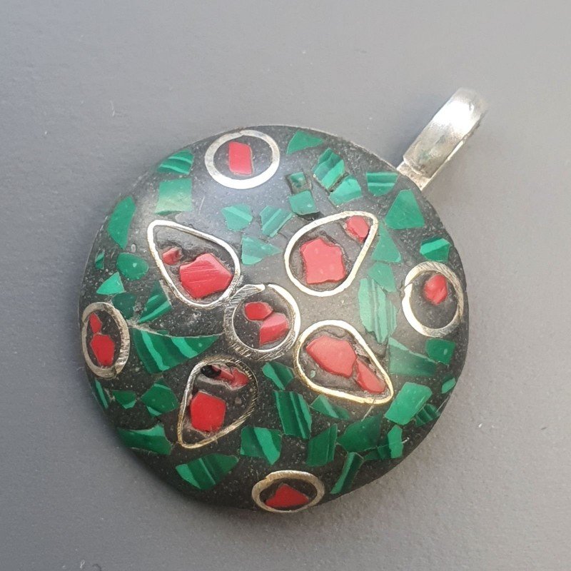 Ciondolo in Ottone Argentato Stile Etnico Simbolico Tibetano con Colori Tradizionali 1pz