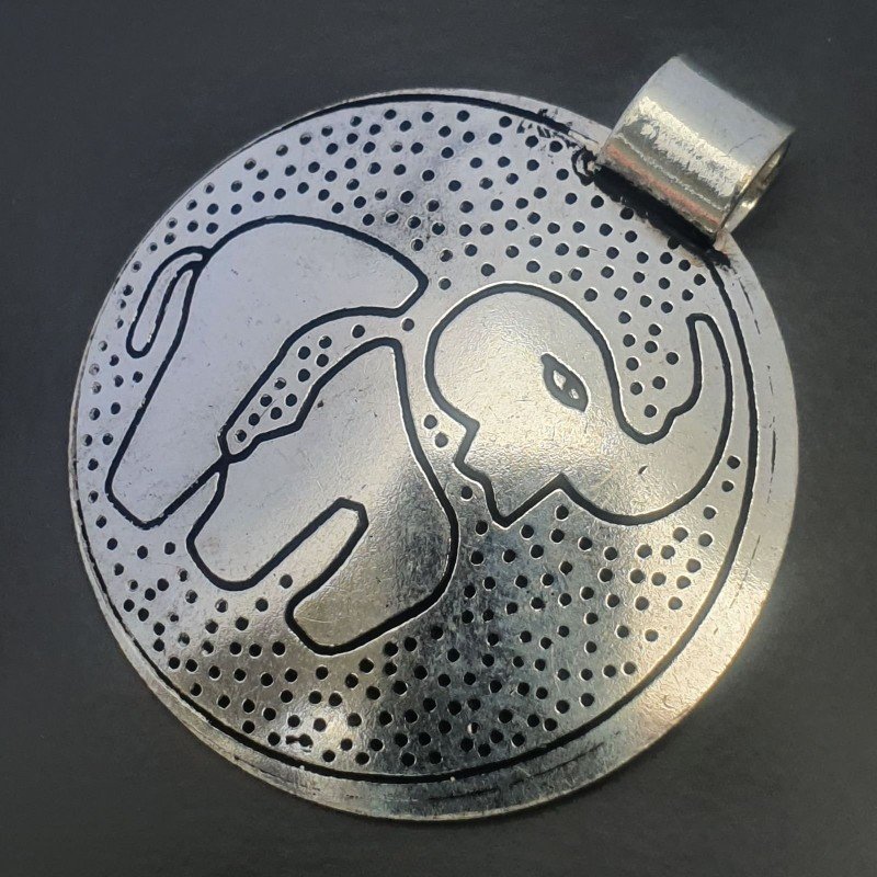 Ciondolo in Ottone Argentato a Forma Tondo con Lavoro Inciso Elefante Stile Etnico 38x44mm Mod. B11 1pz