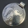 Ciondolo in Ottone Argentato a Forma Tondo con Lavoro Inciso Elefante Stile Etnico 38x44mm Mod. B11 1pz
